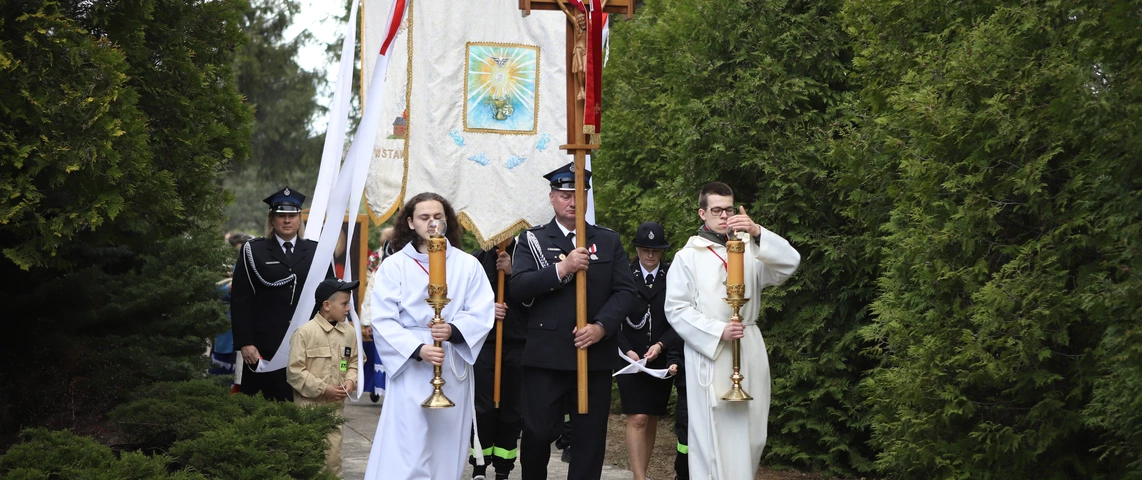 Wprowadzenie relikwii św. Jana Pawła II w Jesionce - procesja