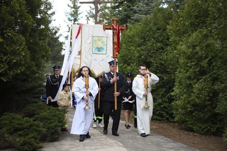 Wprowadzenie relikwii św. Jana Pawła II w Jesionce - procesja