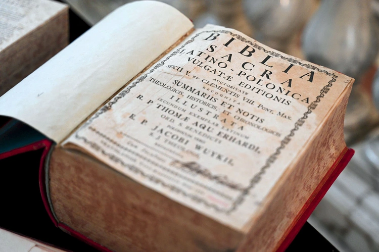 Jedna z Biblii w zasobach muzealnych.