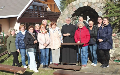 Uczestnicy warsztatów  przy figurze Matki Bożej.