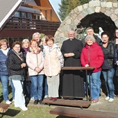 Uczestnicy warsztatów  przy figurze Matki Bożej.