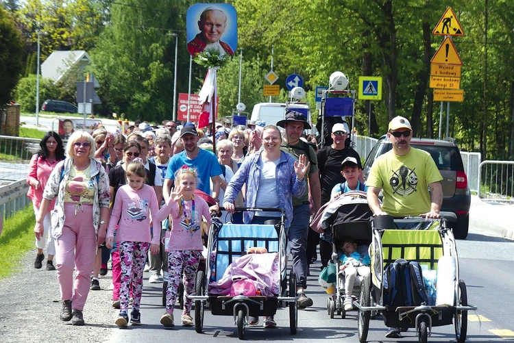 Pielgrzymują młodzi, całe rodziny, osoby starsze. Wielu z nich już od lat.