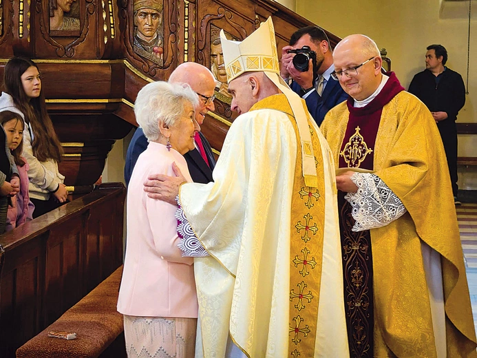 Bp Andrzej Iwanecki składa życzenia jubilatom, obok ks. Zygfryd Sordon, proboszcz parafii w Rokitnicy.  