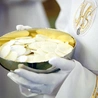 Chcemy,  by ten dzień był wyjątkowy, zapamiętany, piękny. Problem pojawia się jednak wtedy, gdy zewnętrzna oprawa zaczyna przysłaniać sens wydarzenia.