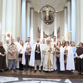 Podopieczni AOK przyjęli chrzest z rąk abp Andrzeja Przybylskiego w czasie Liturgii Wigilii Paschalnej.
