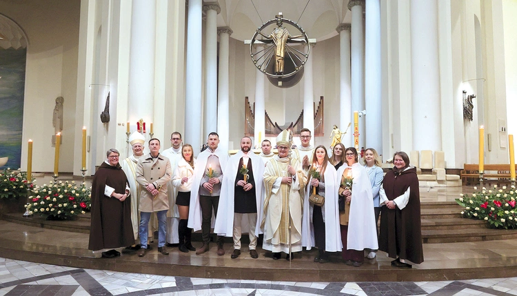 Podopieczni AOK przyjęli chrzest z rąk abp Andrzeja Przybylskiego w czasie Liturgii Wigilii Paschalnej.