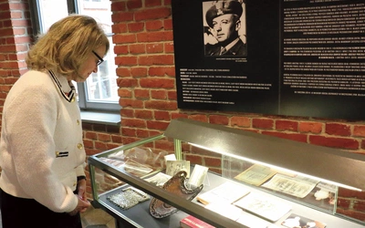 Anita Przemieniecka-Harper ogląda pamiątki po swoim dziadku – gen. Klemensie Rudnickim, wyzwolicielu Bolonii.