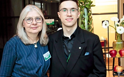 – Wierzę, że działalność syna spowoduje, iż wielu ludziom będzie żyło się lepiej i radośniej  – przekonuje mama Juliusza.