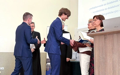 Absolwenci odebrali świadectwa, listy gratulacyjne i nagrody za konkursy. 