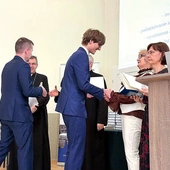 Absolwenci odebrali świadectwa, listy gratulacyjne i nagrody za konkursy. 