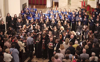 Kilkadziesiąt  osób do tego koncertu przygotowy- wało się przez kilka tygodni.  Efekt robił wrażenie.