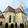 W spotkaniu wzięli udział m.in. dziekan dekanatu Kostrzyn ks. Radosław Gabrysz, proboszcz z Ośna Lubuskiego ks. Piotr Grabowski, wójt gminy Górzyca Tomasz Stupienko, były wójt Robert Stolarski, dyrektor Muzeum Twierdzy Kostrzyn Julianna Sójkowska-Socha wraz z mężem i archeologiem górzyckim z Muzeum Twierdzy Kostrzyn Krzysztofem Sochą, prezes Polsko- -Niemieckiego Stowarzyszenia „Humanitas” Wioletta Sitko-Wrótniak, radni oraz parafianie. Była to okazja m.in. do obej- rzenia efektów remontu świątyni. 