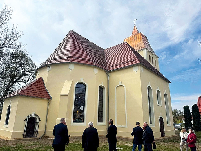W spotkaniu wzięli udział m.in. dziekan dekanatu Kostrzyn ks. Radosław Gabrysz, proboszcz z Ośna Lubuskiego ks. Piotr Grabowski, wójt gminy Górzyca Tomasz Stupienko, były wójt Robert Stolarski, dyrektor Muzeum Twierdzy Kostrzyn Julianna Sójkowska-Socha wraz z mężem i archeologiem górzyckim z Muzeum Twierdzy Kostrzyn Krzysztofem Sochą, prezes Polsko- -Niemieckiego Stowarzyszenia „Humanitas” Wioletta Sitko-Wrótniak, radni oraz parafianie. Była to okazja m.in. do obej- rzenia efektów remontu świątyni. 