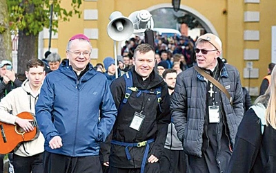 Informacje o zapisach i miejscach wspólnego wyjazdu na stronie internetowej diecezjalnego seminarium: www.paradisus.pl.