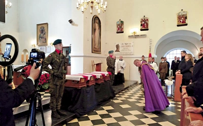 Mszy św. pogrzebowej przewodniczył ks. Adam Ners, proboszcz parafii w Zagrobie.
