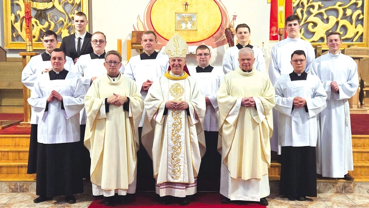 Nowi członkowie koła wraz kadrą seminarium i bp. M. Solarczykiem.