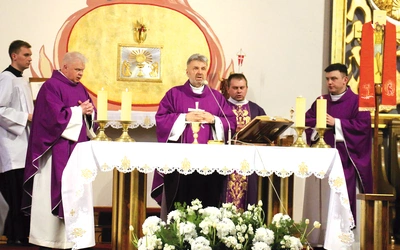 Mszy św. w kaplicy seminaryjnej przewodniczył ks. Ignacy Bokwa. 
