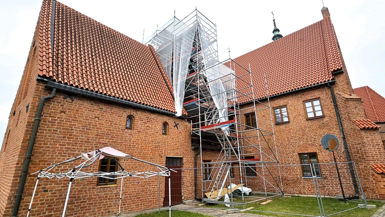 Wokół komina piekarnika ustawiono już rusztowania. 