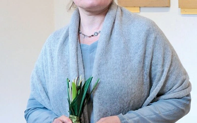 Artystka  jest malarką sztuki sakralnej, absolwentką Wydziału Malarstwa Akademii Sztuk Pięknych w Krakowie.