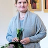 Artystka  jest malarką sztuki sakralnej, absolwentką Wydziału Malarstwa Akademii Sztuk Pięknych w Krakowie.