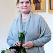 Artystka  jest malarką sztuki sakralnej, absolwentką Wydziału Malarstwa Akademii Sztuk Pięknych w Krakowie.
