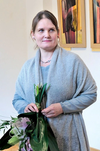 Artystka  jest malarką sztuki sakralnej, absolwentką Wydziału Malarstwa Akademii Sztuk Pięknych w Krakowie.