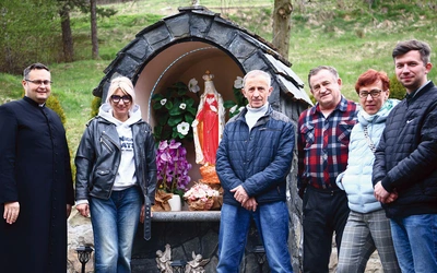 Przy kapliczce w Królowej Polskiej ks. Grzegorz Kiełbasa oraz Sawiccy, Kocembowie i Morańscy.