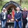 Przy kapliczce w Królowej Polskiej ks. Grzegorz Kiełbasa oraz Sawiccy, Kocembowie i Morańscy.