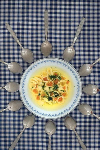 Zanim wyrzucimy jedzenie, pomyślmy, ilu ludzi na nie czeka.