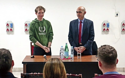 Studenci podczas spotkania zadawali pytania o sytuację chrześcijan w kraju św. Szarbela.