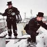 Wystawa prezentuje między innymi dawne fotografie, głównie z archiwów Spółdzielni Pracy Usług Kominiarskich „Florian”. Mówi o wielu ciekawostkach dotyczących mistrzów tego fachu. Widziano w nich opiekunów domostw i swoistych „strażników miejskich tajemnic”. Z wysokości dachów widzieli przecież więcej niż inni. 