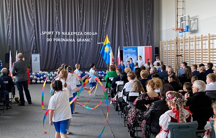 Chełm Śląski. Nowoczesna hala sportowa otwarta. Inwestycja za 9 milionów złotych już służy uczniom i mieszkańcom