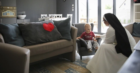 „Nie działamy przeciw dzieciom”. Mocne oświadczenie sióstr z Broniszowic po burzy wokół DPS-ów