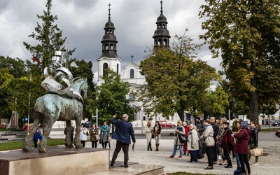 Patriotycznie, szlakiem "Rancza" czy przyrody?