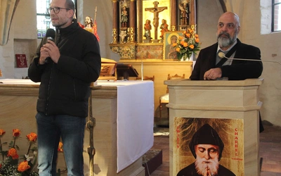 Ze świętym i jego czcicielem