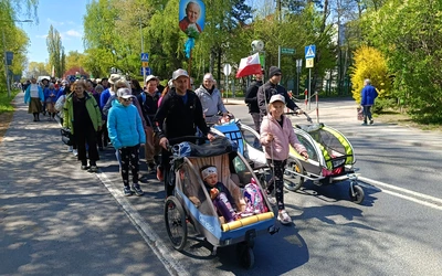 Pielgrzymi w drodze po miłosiedzie
