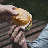 Papieska intencja modlitewna na maj: aby wszyscy mieli dostęp do pożywienia [film] 