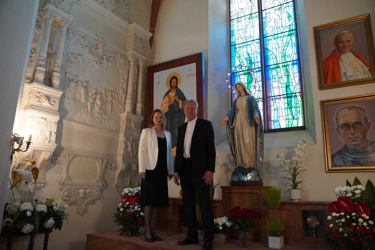 Instalacja ikony Jezusa Chrystusa w oleśnickiej bazylice