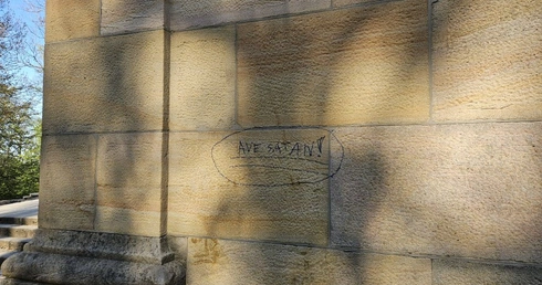 Satanistyczne napisy na kaplicach w Kalwarii Zebrzydowskiej