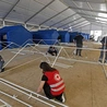 Budowanie tymczasowych schronień dla uchodźców w Bejrucie