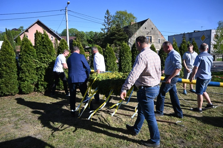Nabożeństwo i Maibaum w Strzelcach Opolskich