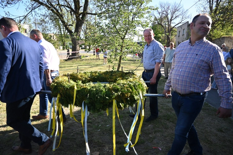 Nabożeństwo i Maibaum w Strzelcach Opolskich