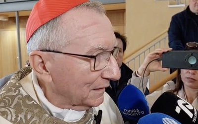 Kard. Parolin: Papież odpowiada spokojem. „Jego misją jest głoszenie pokoju”