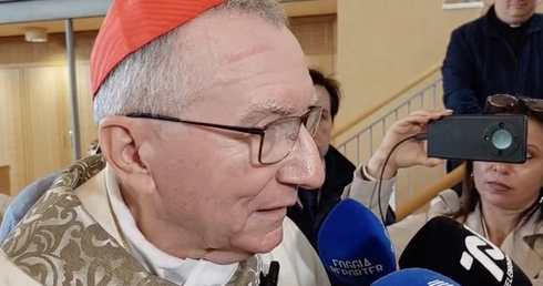Kard. Parolin: Papież odpowiada spokojem. „Jego misją jest głoszenie pokoju”