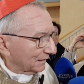 Kard. Parolin: Papież odpowiada spokojem. „Jego misją jest głoszenie pokoju”