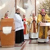 Biskup radomski namaścił ołtarz olejem krzyżma świętego.
