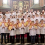 Nowi lektorzy z siedmiu parafii i nowi ministranci z Nawojowej z biskupem i kapłanami. 