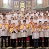 Nowi lektorzy z siedmiu parafii i nowi ministranci z Nawojowej z biskupem i kapłanami. 