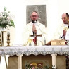 Nabożeństwu przewodniczył o. Grzegorz Gut. Obok proboszcz ks. Jan Majocha. 