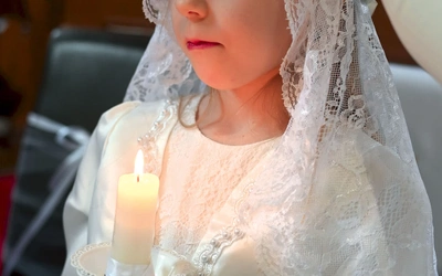Dziewczynka podczas liturgii tzw. Mszy św. trydenckiej po raz pierwszy przyjęła Pana Jezusa do swojego serca. Wcześniej odnowiła przyrzeczenia chrzcielne i wyznała wiarę.  